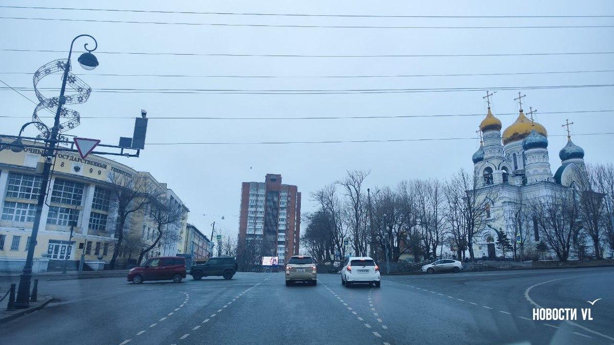 На крупном перекрёстке Океанского проспекта и улицы Октябрьской в районе Покровского парка не работают светофоры На крупном перекрёстке Океанского проспекта и улицы Октябрьской в районе Покровского парка не работают светофоры