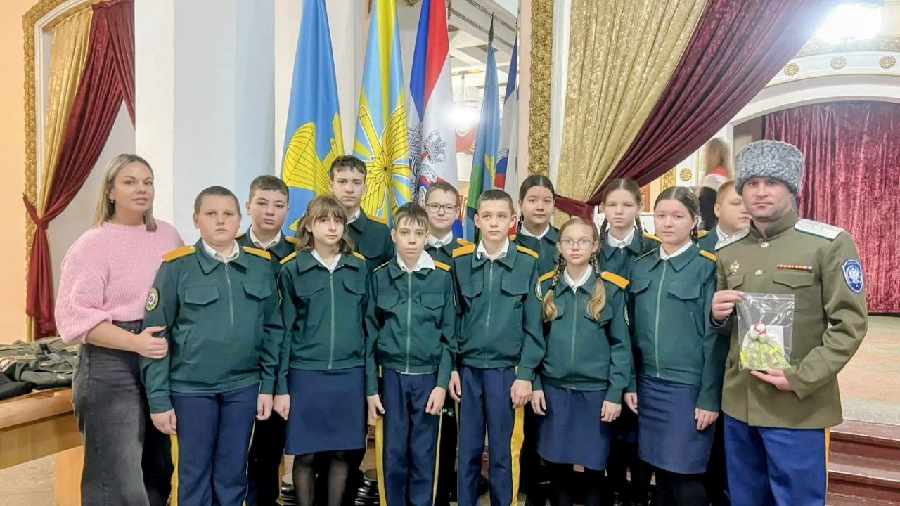 КАЗАЧЬЯ СМЕНА В ДОМЕ ОФИЦЕРОВ: «НАША АРМИЯ — САМАЯ СИЛЬНАЯ!» КАЗАЧЬЯ СМЕНА В ДОМЕ ОФИЦЕРОВ: «НАША АРМИЯ — САМАЯ СИЛЬНАЯ!»