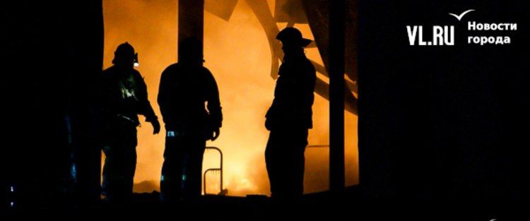 Во время пожара из многоэтажки на Снеговой во Владивостоке спасли восемь человек, двое мужчин пострадали