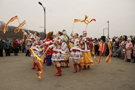 Театрализованные проводы зимы прошли на озере Соленом