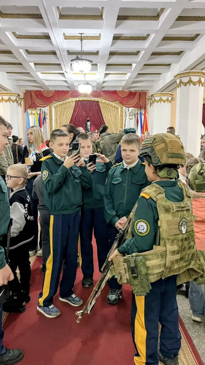 КАЗАЧЬЯ СМЕНА В ДОМЕ ОФИЦЕРОВ: «НАША АРМИЯ — САМАЯ СИЛЬНАЯ!» КАЗАЧЬЯ СМЕНА В ДОМЕ ОФИЦЕРОВ: «НАША АРМИЯ — САМАЯ СИЛЬНАЯ!»