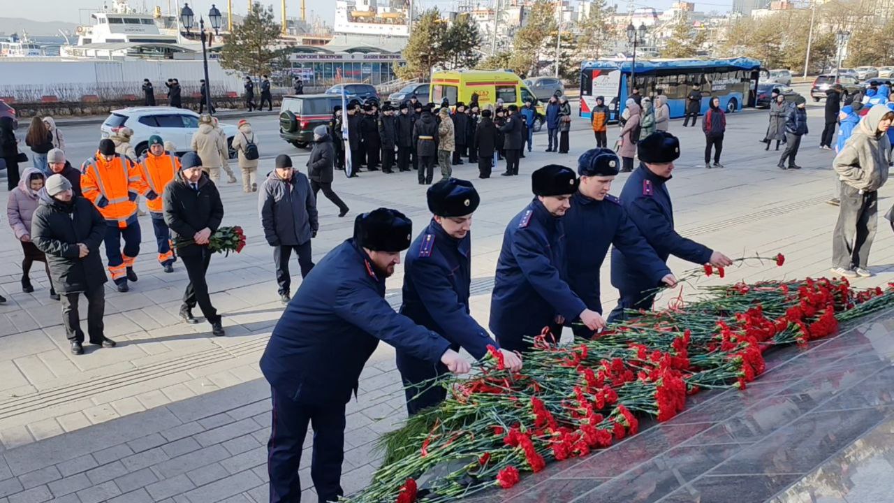 Офицеры СКР Приморья вместе с кадетами в День защитника Отечества возложили цветы к Вечному огню Офицеры СКР Приморья вместе с кадетами в День защитника Отечества возложили цветы к Вечному огню