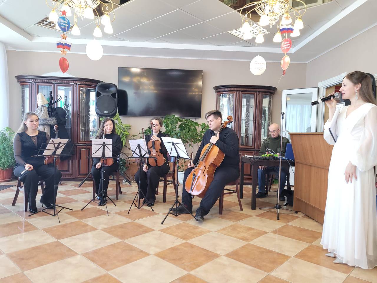 Во Владивостоке для военнослужащих провели праздничный концерт Во Владивостоке для военнослужащих провели праздничный концерт