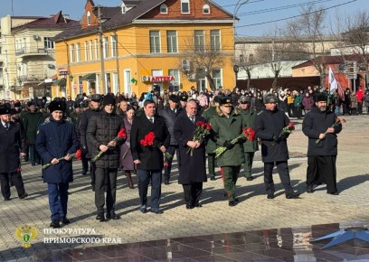 В Уссурийске прокуратура приняла участие в церемонии возложения цветов в честь Дня защитника Отечества