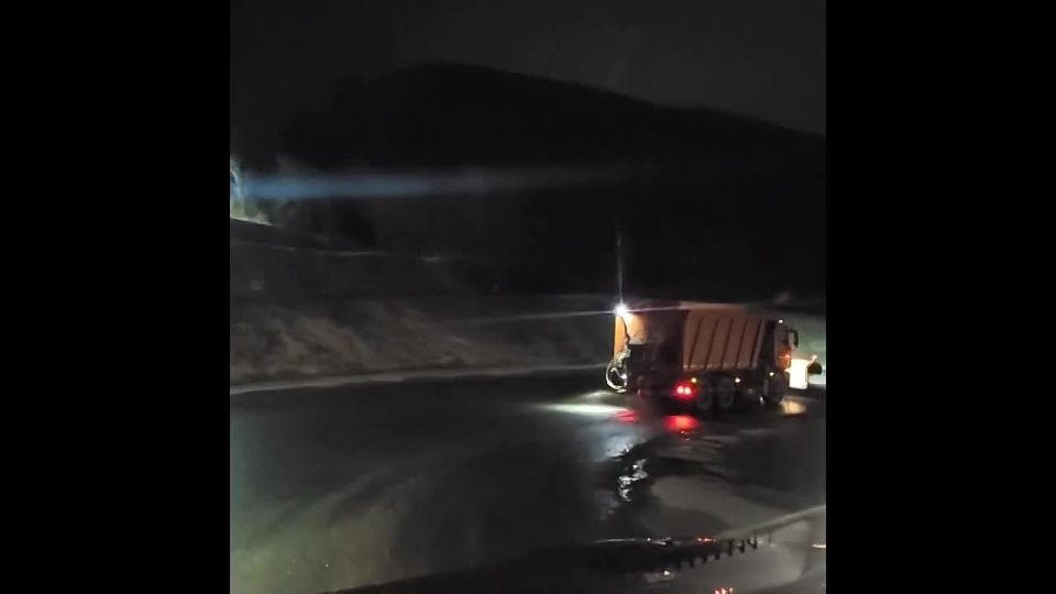 Ночью, во время наиболее интенсивных осадков, на дорогах Находки работала техника МКУ «Дорожно-эксплуатационный участок» для предотвращения аварийных ситуаций