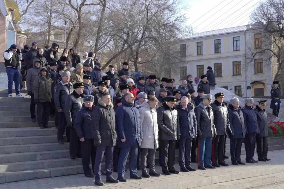 Сотрудники УМВД Приморья приняли участие в церемонии возложения цветов в День защитника Отечества