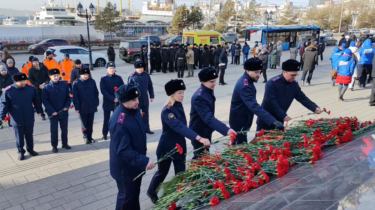 Офицеры СКР Приморья вместе с кадетами в День защитника Отечества возложили цветы к Вечному огню Офицеры СКР Приморья вместе с кадетами в День защитника Отечества возложили цветы к Вечному огню