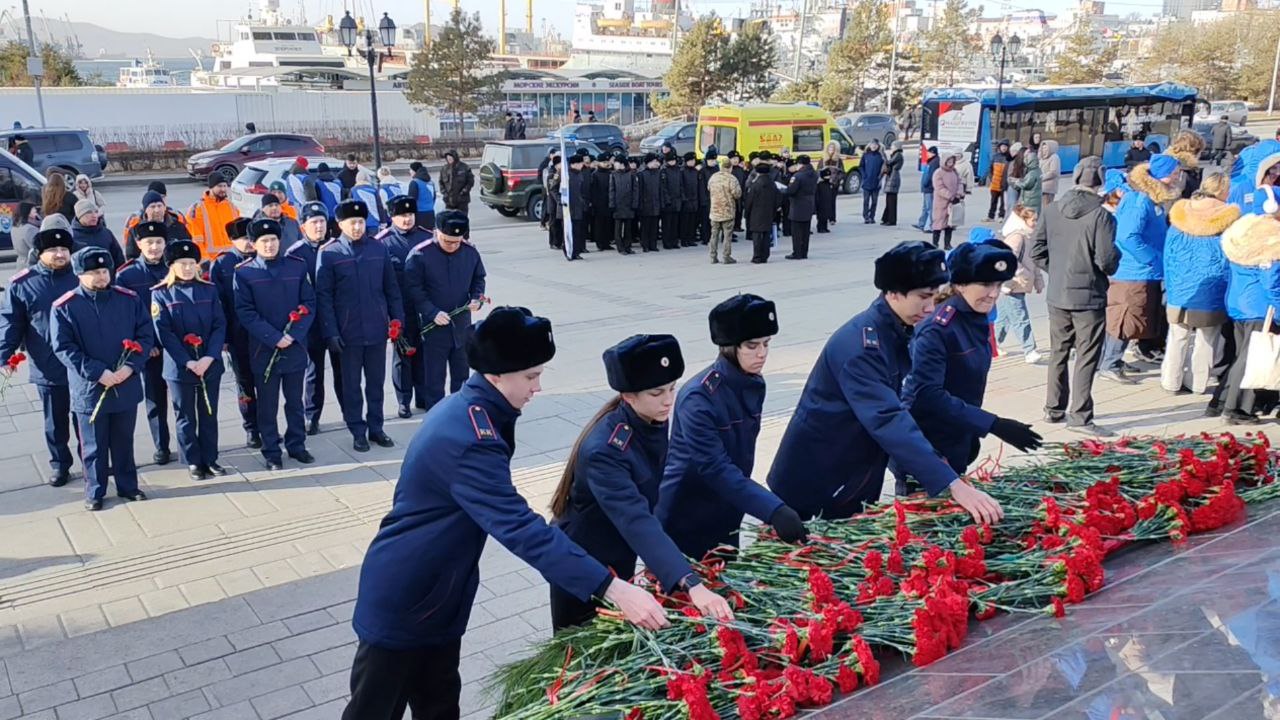 Офицеры СКР Приморья вместе с кадетами в День защитника Отечества возложили цветы к Вечному огню Офицеры СКР Приморья вместе с кадетами в День защитника Отечества возложили цветы к Вечному огню