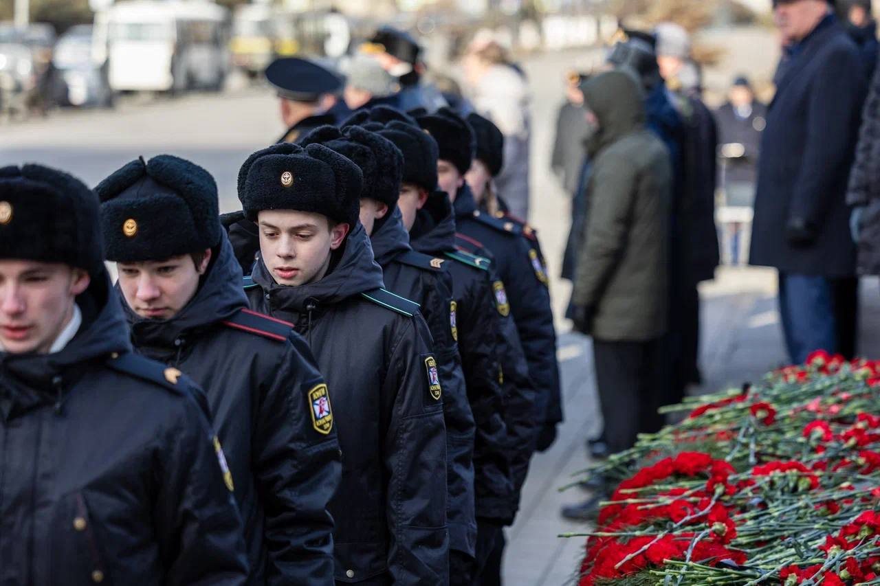 Константин Шестаков: День защитника Отечества во Владивостоке начался с памятных мероприятий Константин Шестаков: День защитника Отечества во Владивостоке начался с памятных мероприятий