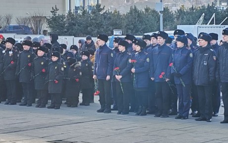 Офицеры СКР Приморья вместе с кадетами в День защитника Отечества возложили цветы к Вечному огню