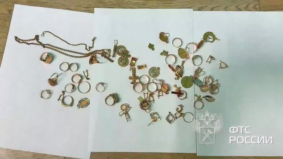 Приморец попытался вывезти в Китай золотые украшения на 2 млн в носке