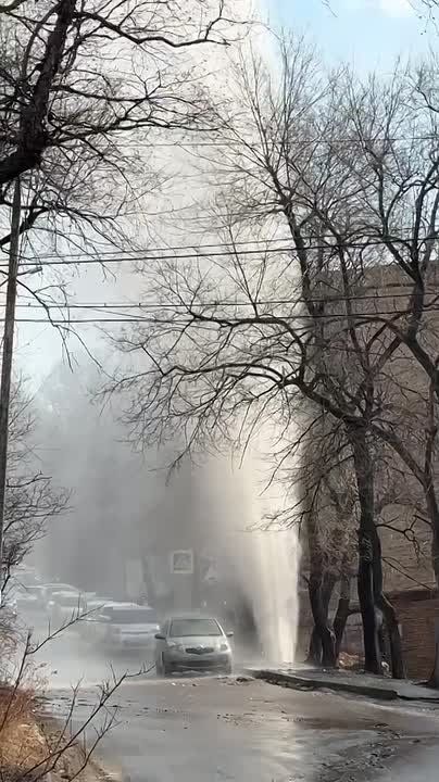 Корреспондент "Вести:Приморье" Татьяна Дубко передает с места ликвидации коммунальной аварии на Юмашева во Владивостоке