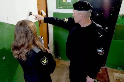 Судебным приставам предъявили обвинения за продажу квартиры пенсионера из-за мелкого долга