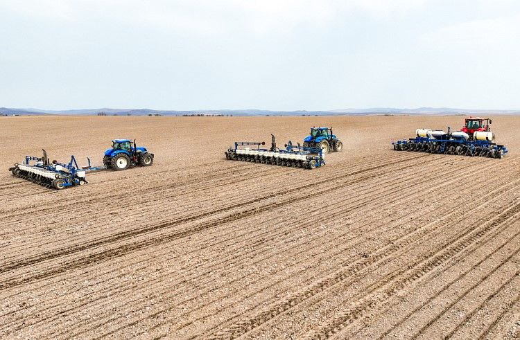Приморские аграрии готовятся к весенней кампании: хозяйства полностью обеспечены семенами ранних зерновых, сои и картофеля, продолжается завоз удобрений и семян кукурузы