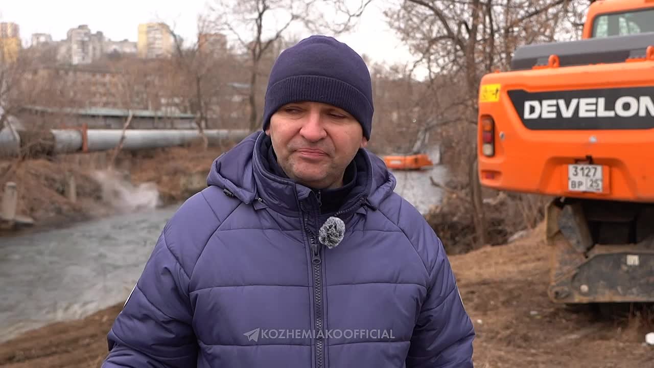 Олег Кожемяко: Как и планировали, начали расчистку русла реки Объяснения во Владивостоке