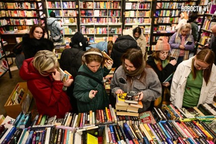 Владивостокцы раскупают книги по 100-500 рублей в помощь бездомным животным