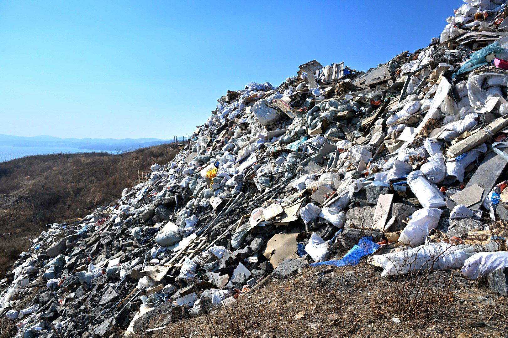 Полиция проверяет новую свалку строительного мусора на полуострове Назимова Полиция проверяет новую свалку строительного мусора на полуострове Назимова