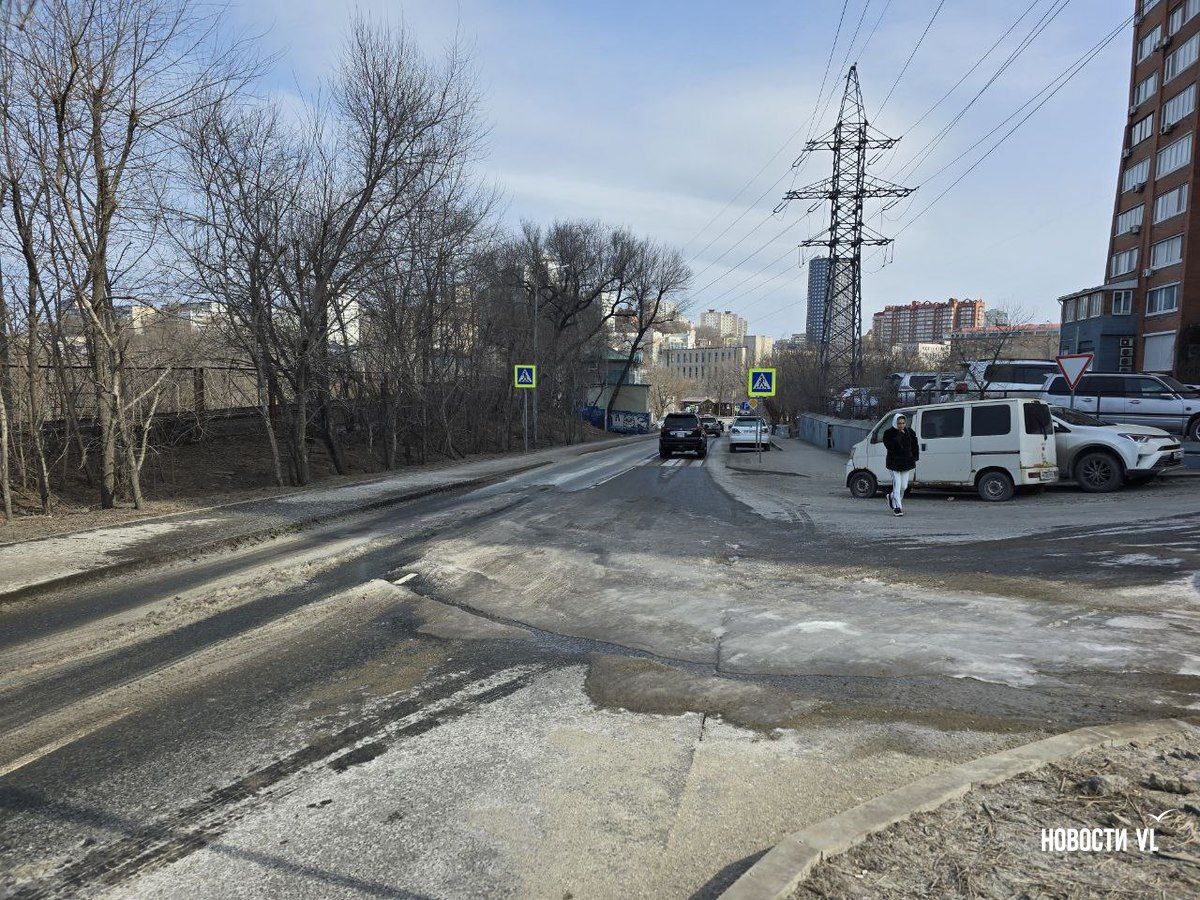 Больше недели в районе Авроровской, 17 из люка вытекает холодная вода Больше недели в районе Авроровской, 17 из люка вытекает холодная вода