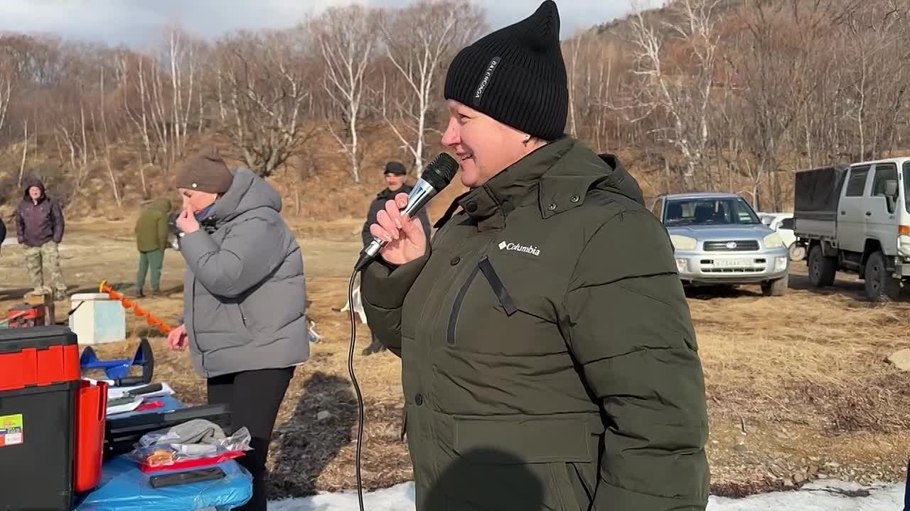 В последний день зимы залив Святой Ольги собрал профессионалов и любителей подледного лова