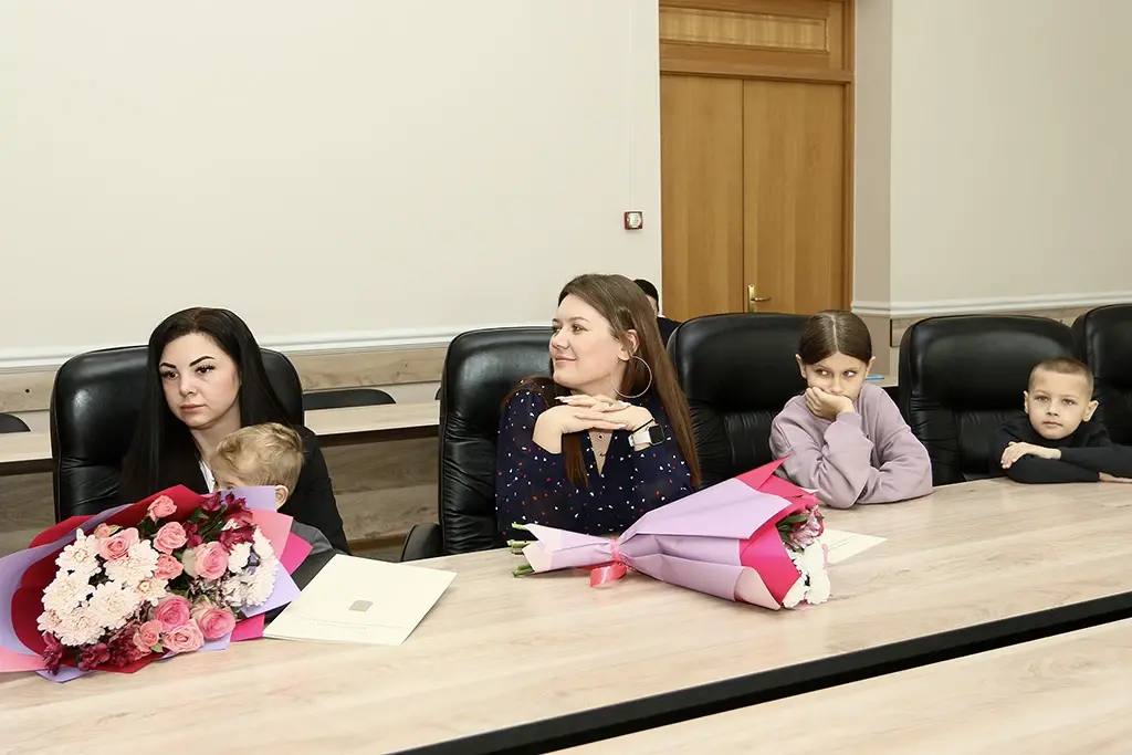 Девять молодых семей Находки получили свидетельства на приобретение жилья Девять молодых семей Находки получили свидетельства на приобретение жилья