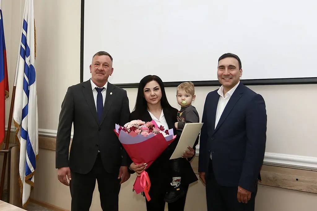 Девять молодых семей Находки получили свидетельства на приобретение жилья Девять молодых семей Находки получили свидетельства на приобретение жилья