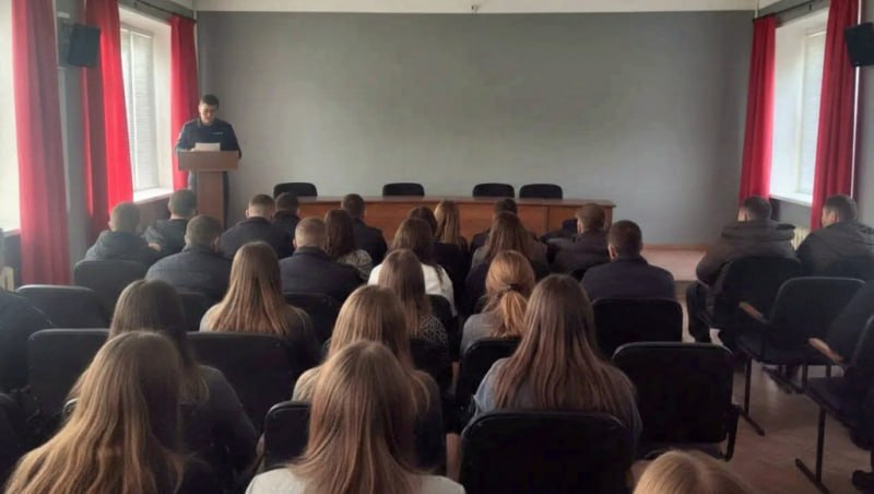 В Артеме Приморского края участковые уполномоченные полиции проводят отчеты о работе и предостерегают от мошенников