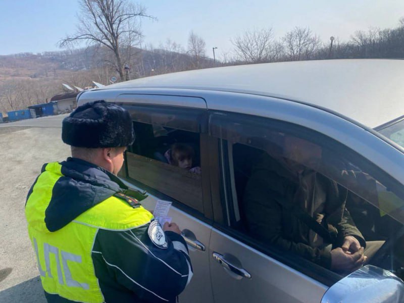 В Артеме сотрудники Госавтоинспекции проводят рейдовые мероприятия по профилактике детского травматизма