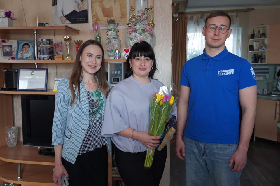 Цветы и подарки для семей героев: уссурийские теплосети поздравили жён и дочерей участников СВО с 8 Марта