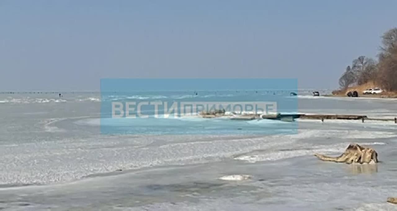 В районе Океанской на льду сотни рыбаков