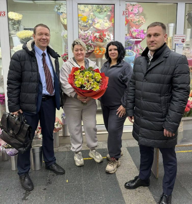 Дорогие друзья!. Международный женский день уже на пороге! Традиционно в этот самый нежный праздник весны мы радуем наших мам, бабушек, жён, дочерей и коллег красивыми букетами