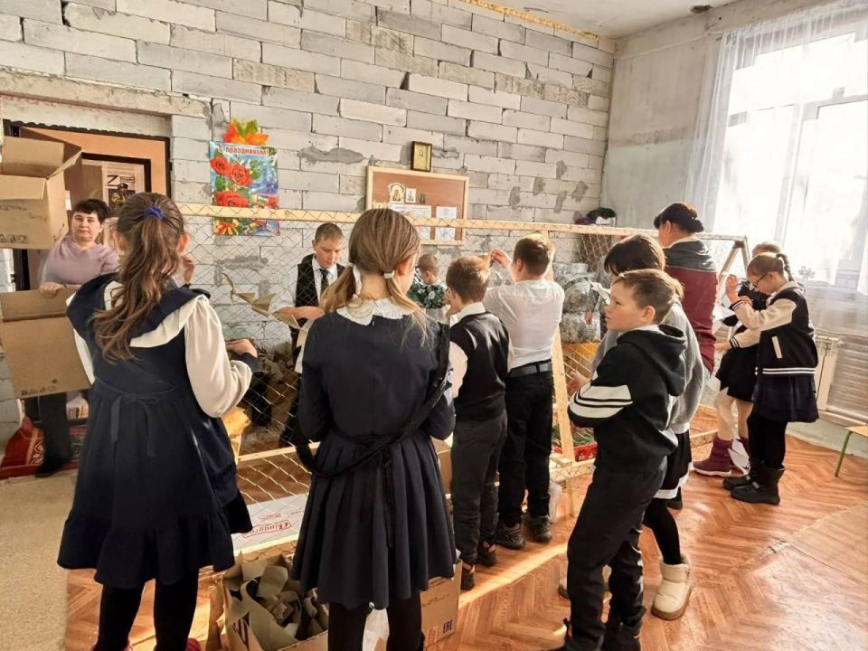 Школьники из Фокино сплели маскировочную сеть для бойцов группировки «Восток»