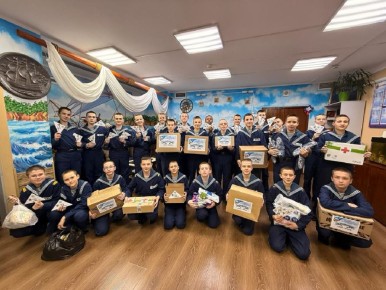 Нахимовцы из Владивостока отправили письма и подарки морпехам Тихоокеанского флота