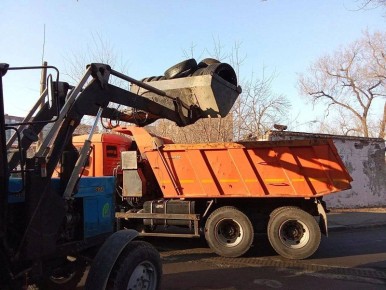 Комплексную уборку улиц после зимы проводят дорожники Владивостока