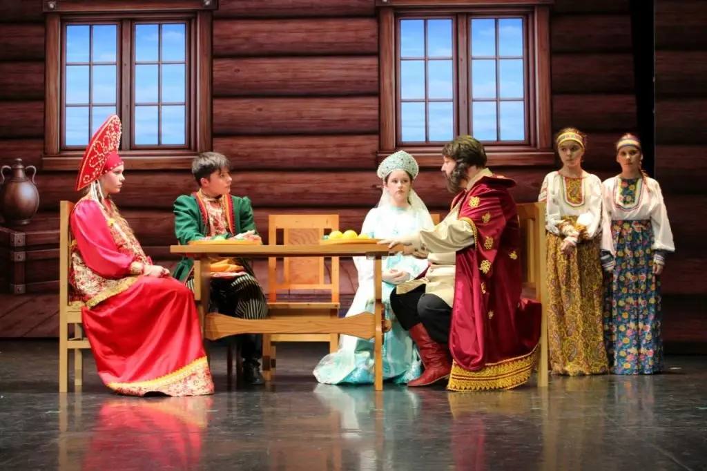 Театр книги «Апельсин» представил «Аленький цветочек» во Врангеле Театр книги «Апельсин» представил «Аленький цветочек» во Врангеле