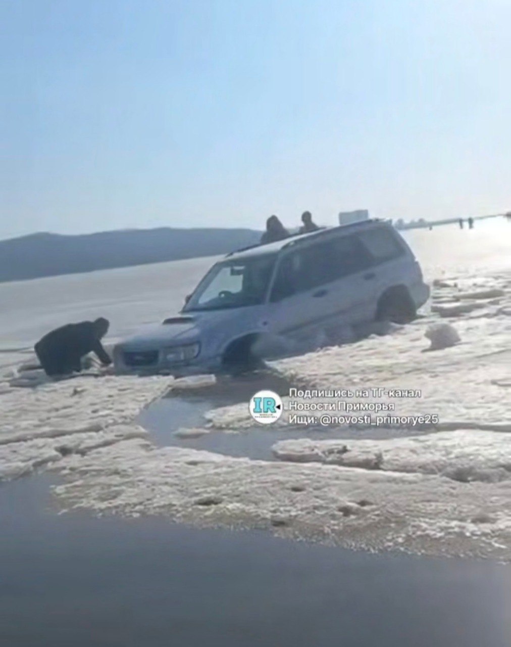 Для группы рыбаков во Владивостоке очередной выезд на лед едва не обернулся трагедией
