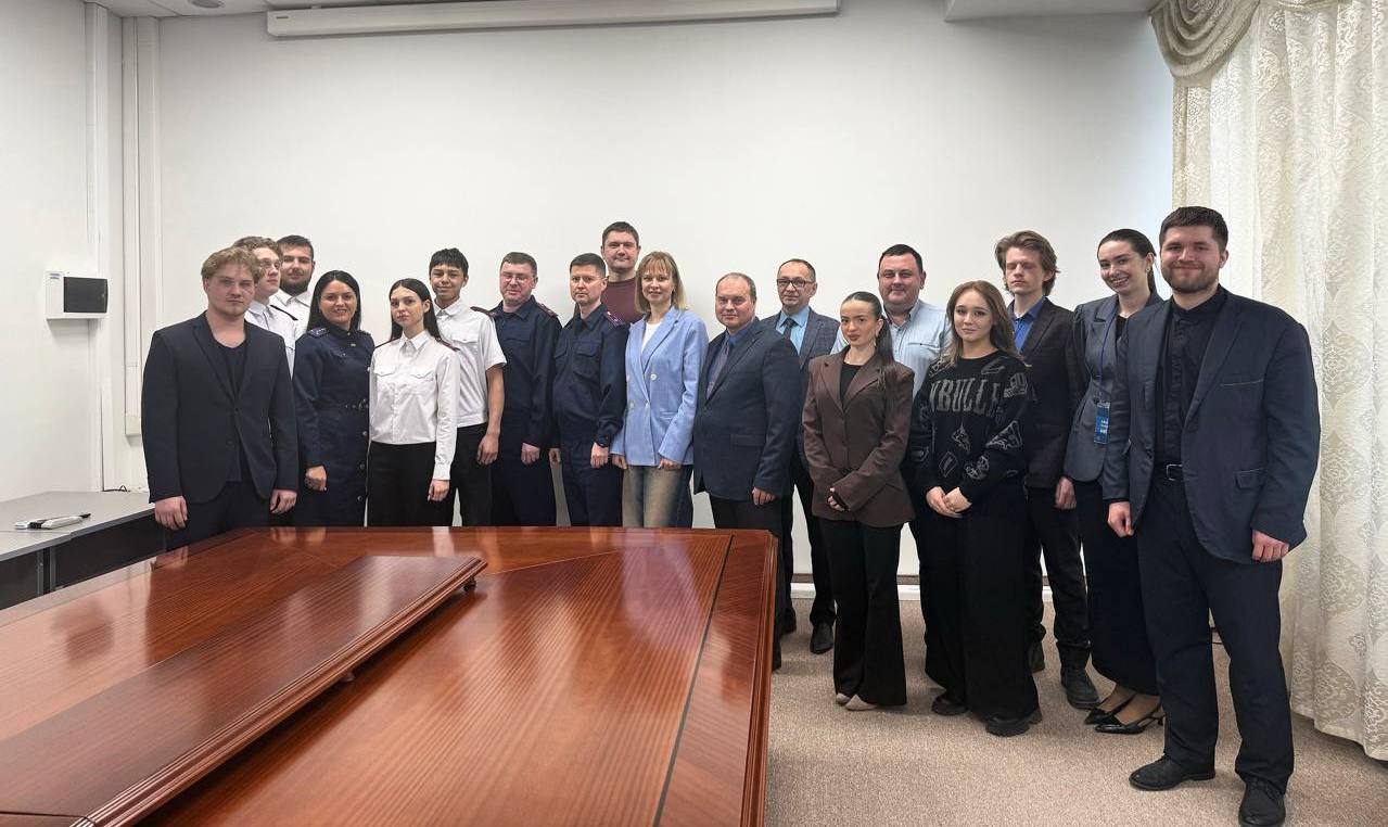 Во Владивостоке на площадке ДВФУ эксперты СК России и студенты обсудили тонкости криминалистики и работы с потерпевшими