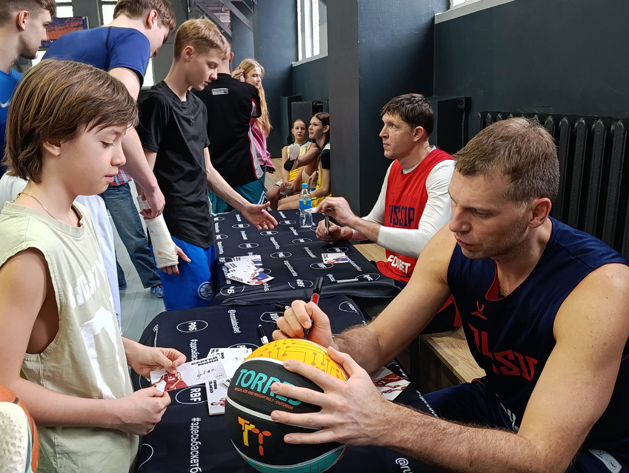 Олимпийские призёры провели мастер-классы для юных баскетболистов Приморья Олимпийские призёры провели мастер-классы для юных баскетболистов Приморья
