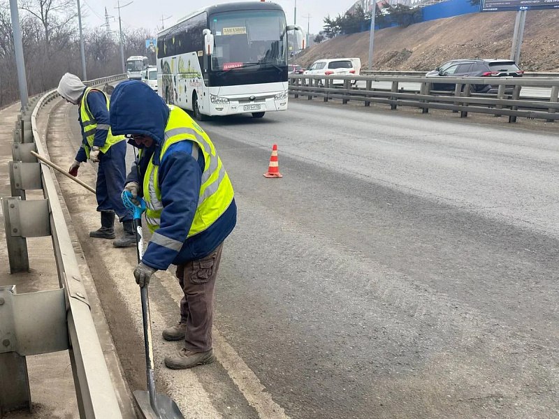 Комплексную уборку улиц после зимы проводят дорожники Владивостока Комплексную уборку улиц после зимы проводят дорожники Владивостока