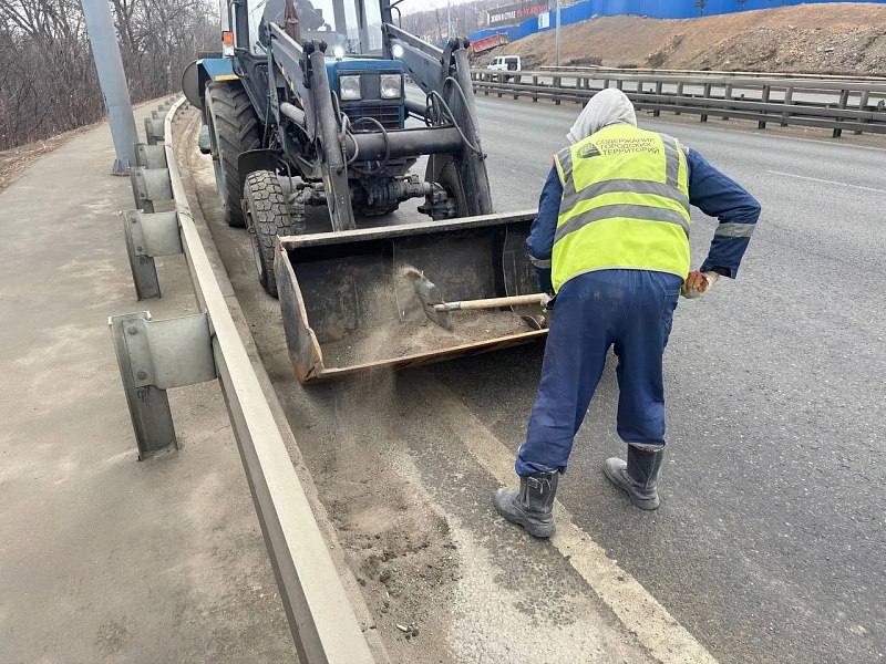 Комплексную уборку улиц после зимы проводят дорожники Владивостока Комплексную уборку улиц после зимы проводят дорожники Владивостока