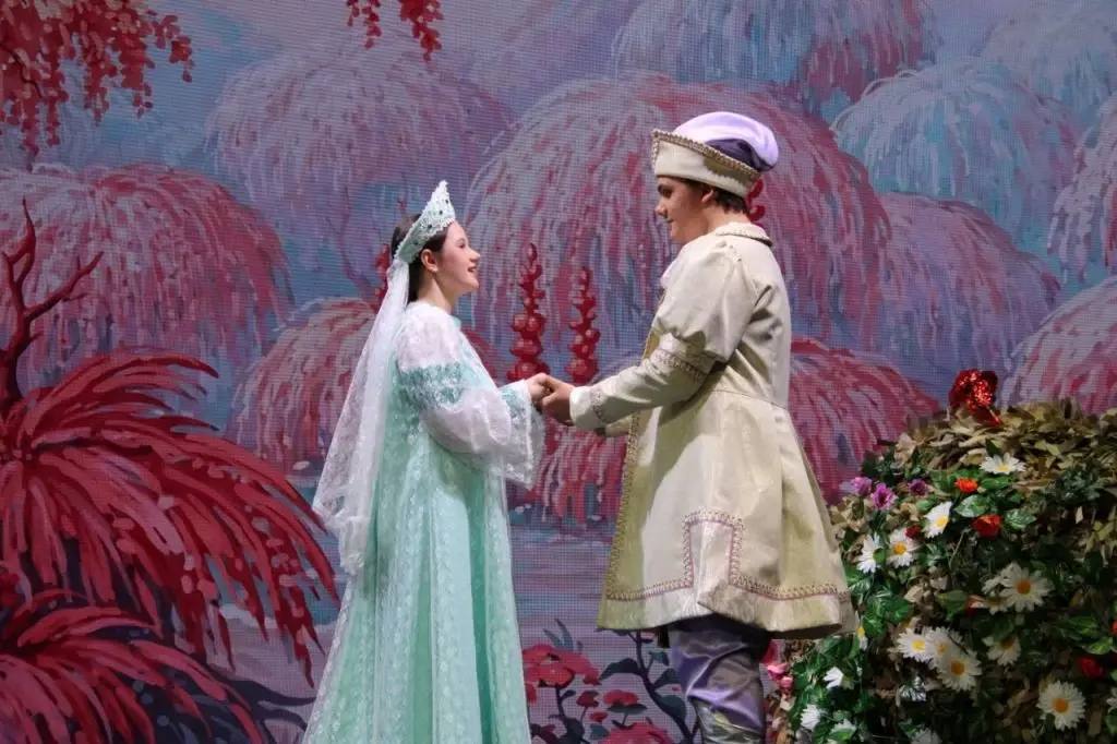 Театр книги «Апельсин» представил «Аленький цветочек» во Врангеле Театр книги «Апельсин» представил «Аленький цветочек» во Врангеле