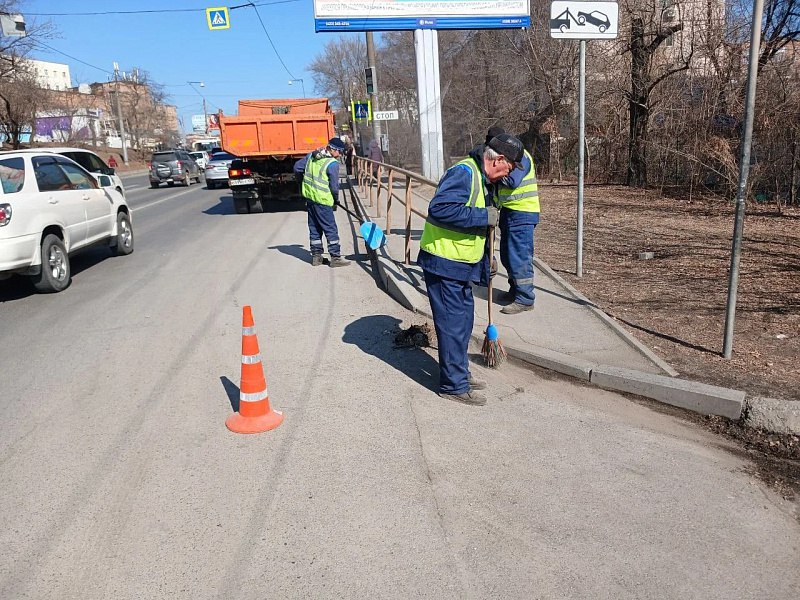 Комплексную уборку улиц после зимы проводят дорожники Владивостока Комплексную уборку улиц после зимы проводят дорожники Владивостока