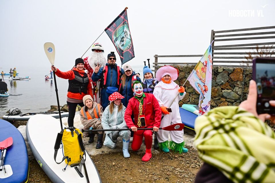 Десятки нарядных участников ежегодной акции Угон льдины во Владивостоке уже вышли в море