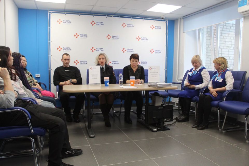 Сотрудники полиции Пожарского округа приняли участие в ярмарке вакансий