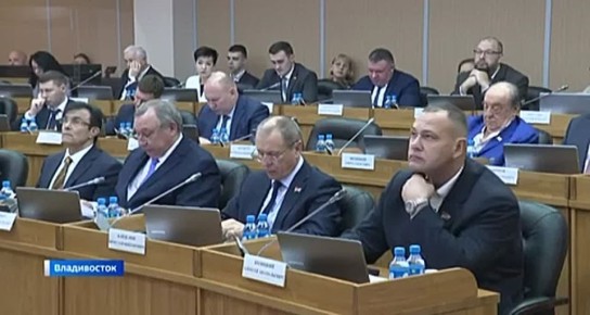 Одна из самых насыщенных по количеству и сути вопросов, сессия Законодательного собрания Приморского края открылась сегодня с третьей по счёту корректировки бюджета