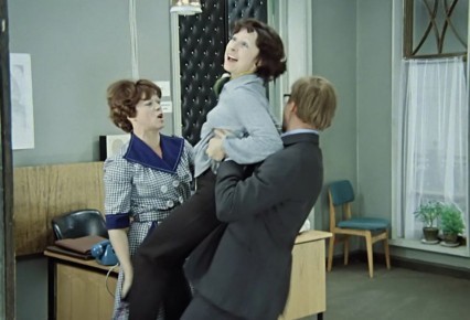 Новый тест ОТВ. Вы точно из СССР, если узнаете 10 комедий Эльдара Рязанова по забавному кадру Мы уверены, вы знакомы с работами этого известного советского и российского кинорежиссёра