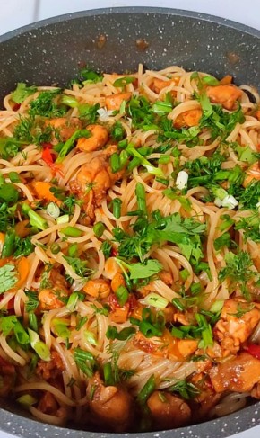 Кулинарный хит: спагетти с курицей в кисло-сладком соусе на скорую руку