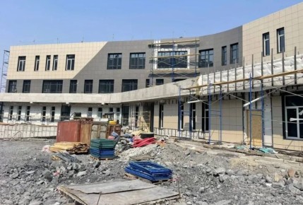 В новой детской поликлинике на Баляева завершили значительную часть внутренних работ и на 95% сделали фасад