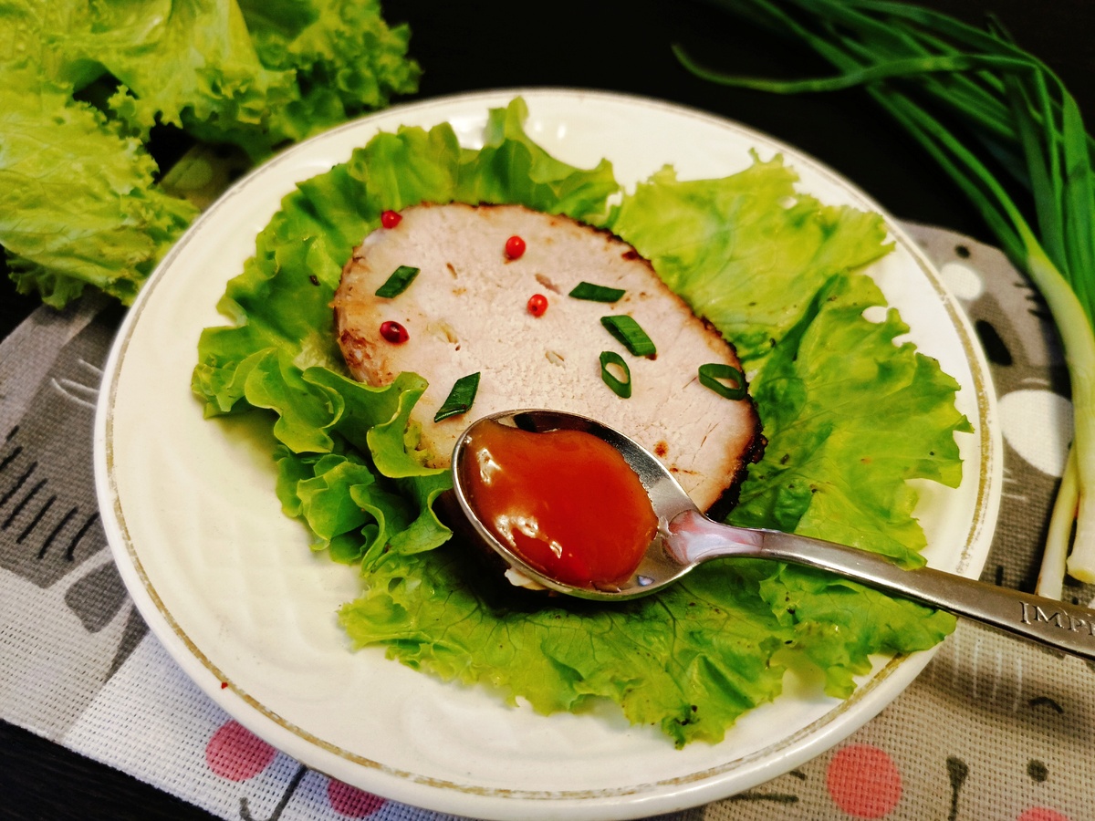 Запеченная свинина с чесноком и специями: простой рецепт для сытного ужина