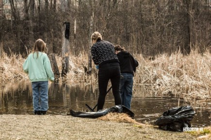 «Общественное место со своей экосистемой»: более 100 жителей Снеговой Пади собрались на субботник на озере с мандаринками