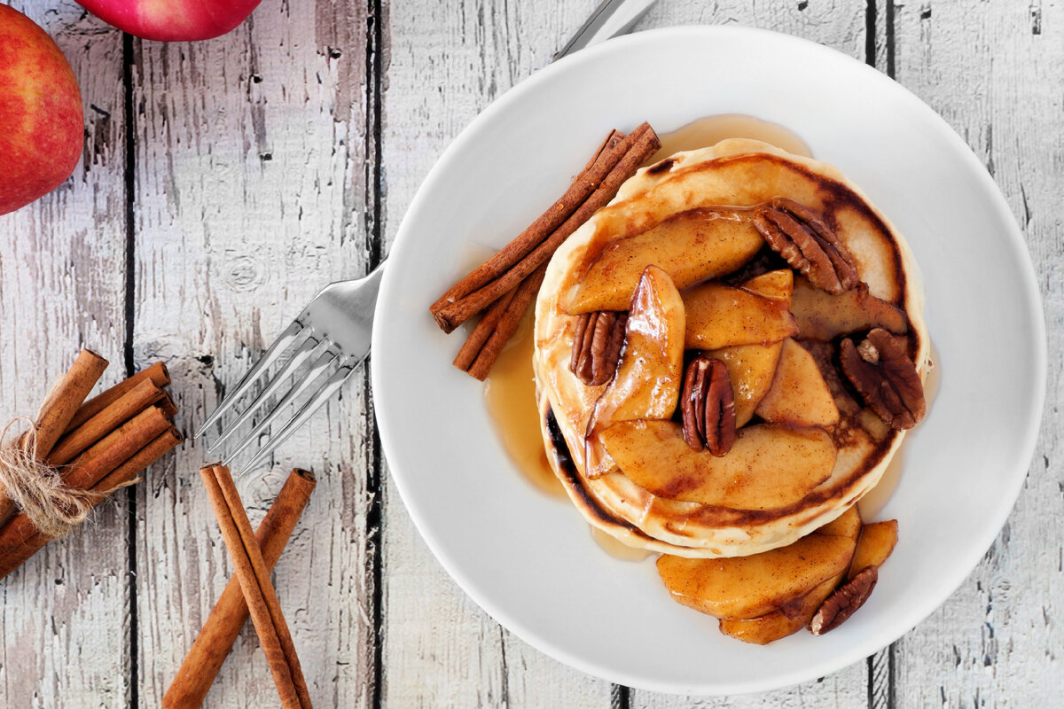 Ароматные оладьи на дрожжах с яблоком и корицей: отличный завтрак для всей семьи